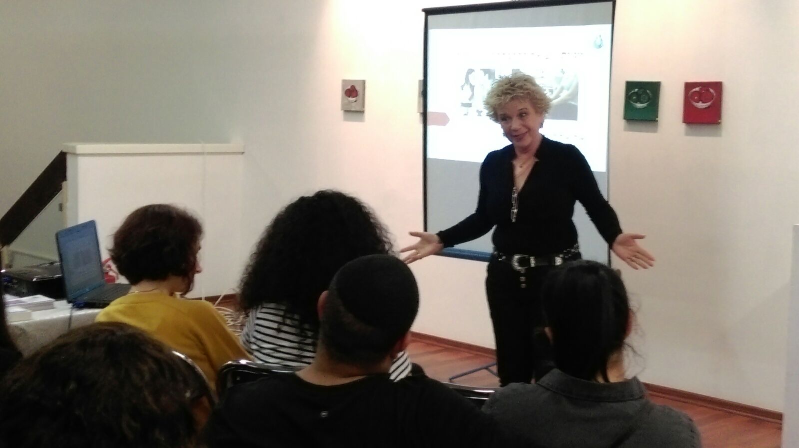 אריאלה בהרצאה למשרד הביטחון על זוגיות ויתמות